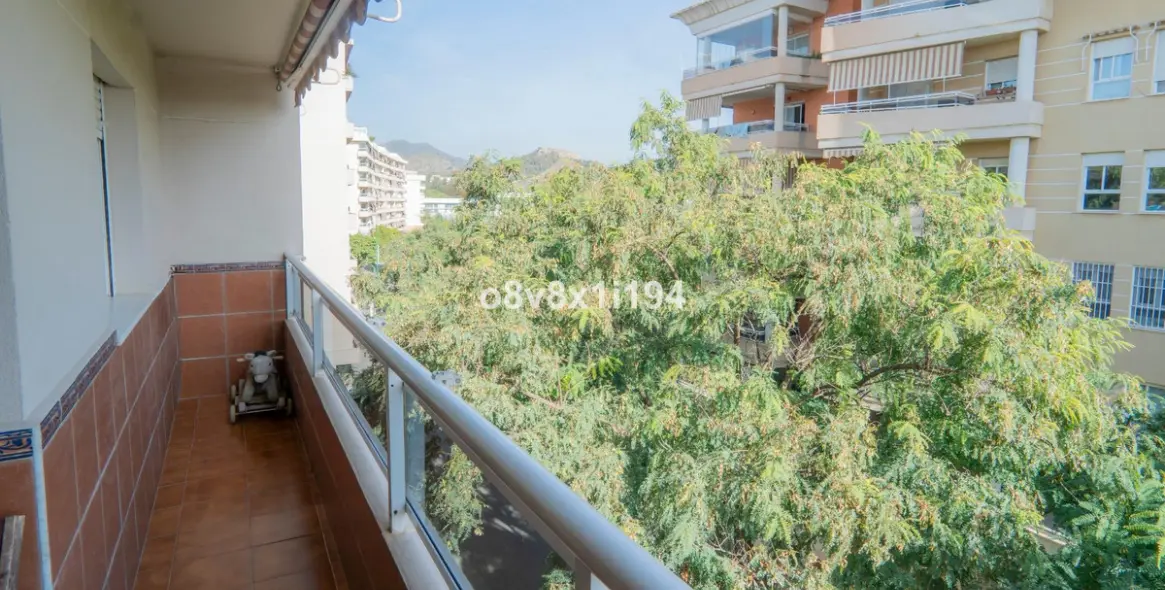Sale of middle floor apartment in Málaga 8