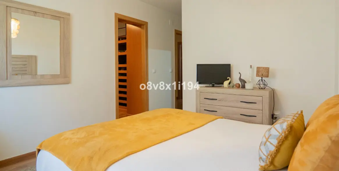 Sale of middle floor apartment in Málaga 16