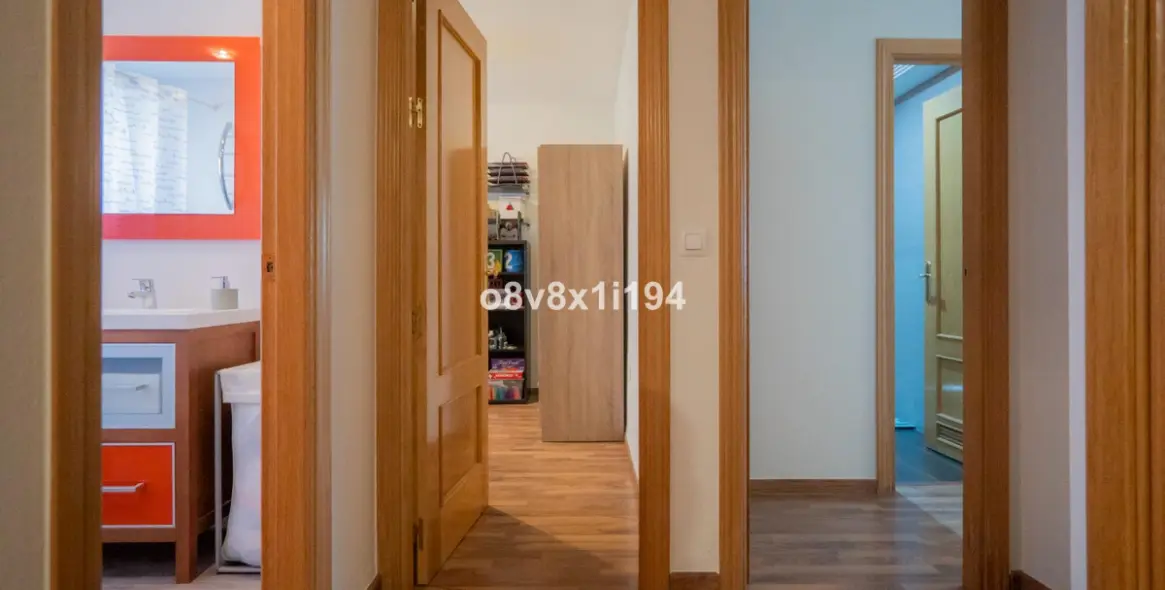 Sale of middle floor apartment in Málaga 32