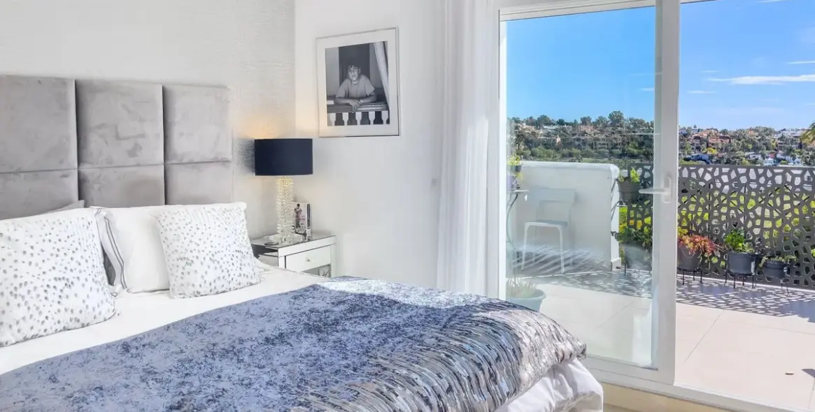 Sale of townhouse in El Paraiso 23