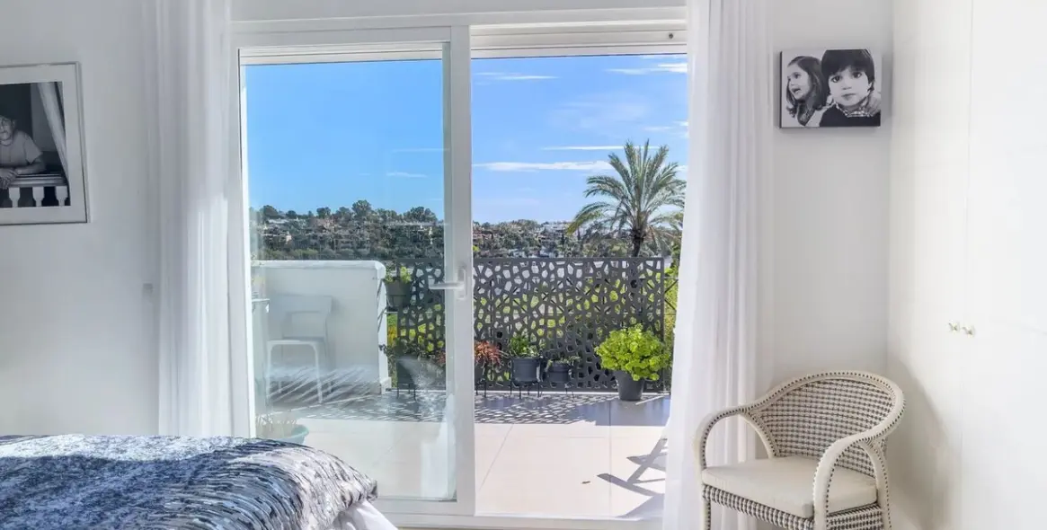 Sale of townhouse in El Paraiso 25