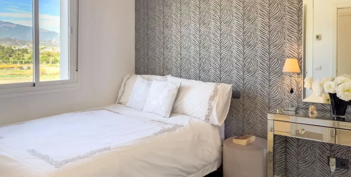 Sale of townhouse in El Paraiso 35