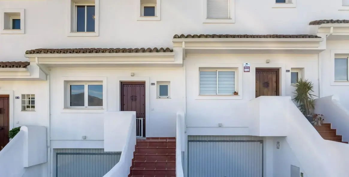 Sale of townhouse in El Paraiso 40