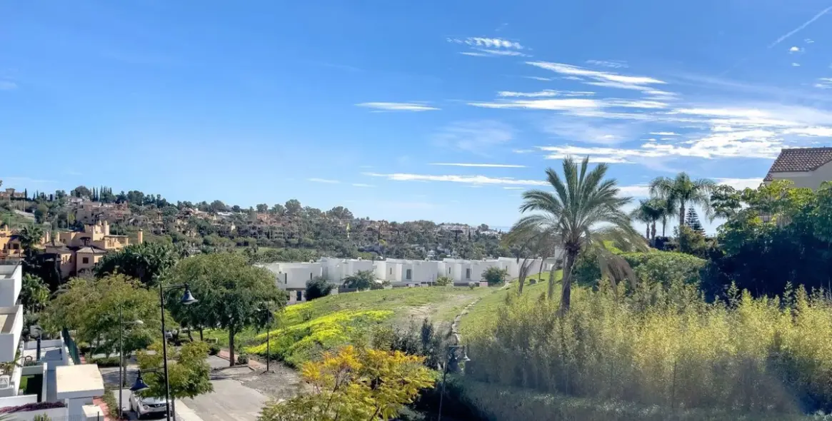 Sale of townhouse in El Paraiso 43