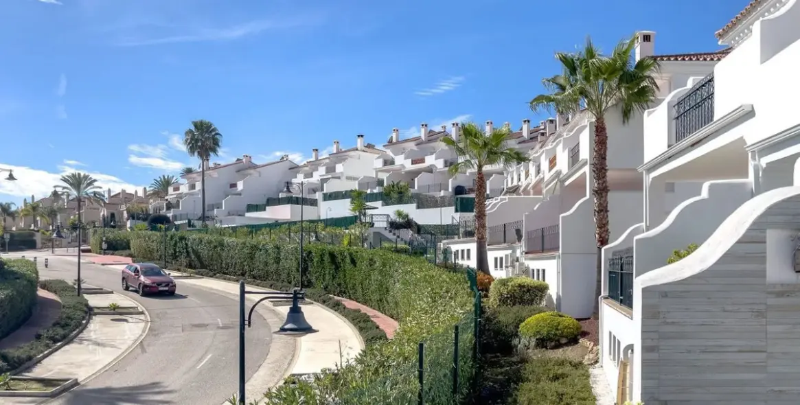 Sale of townhouse in El Paraiso 44