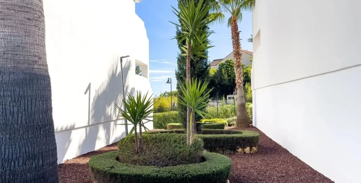 Sale of townhouse in El Paraiso 45