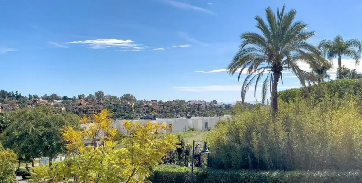 Sale of townhouse in El Paraiso 46