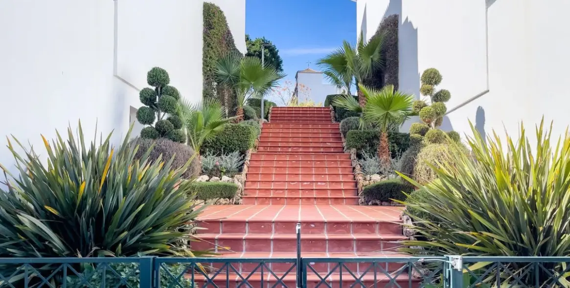 Sale of townhouse in El Paraiso 48