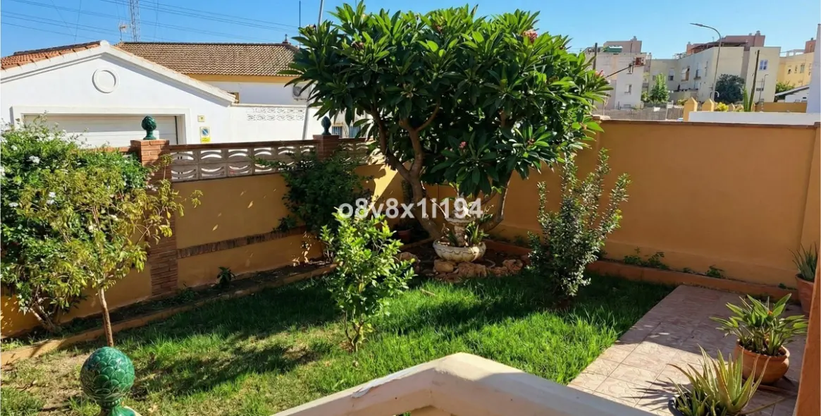 Продажа  отдельно стоящей виллы в Rincón de la Victoria 25