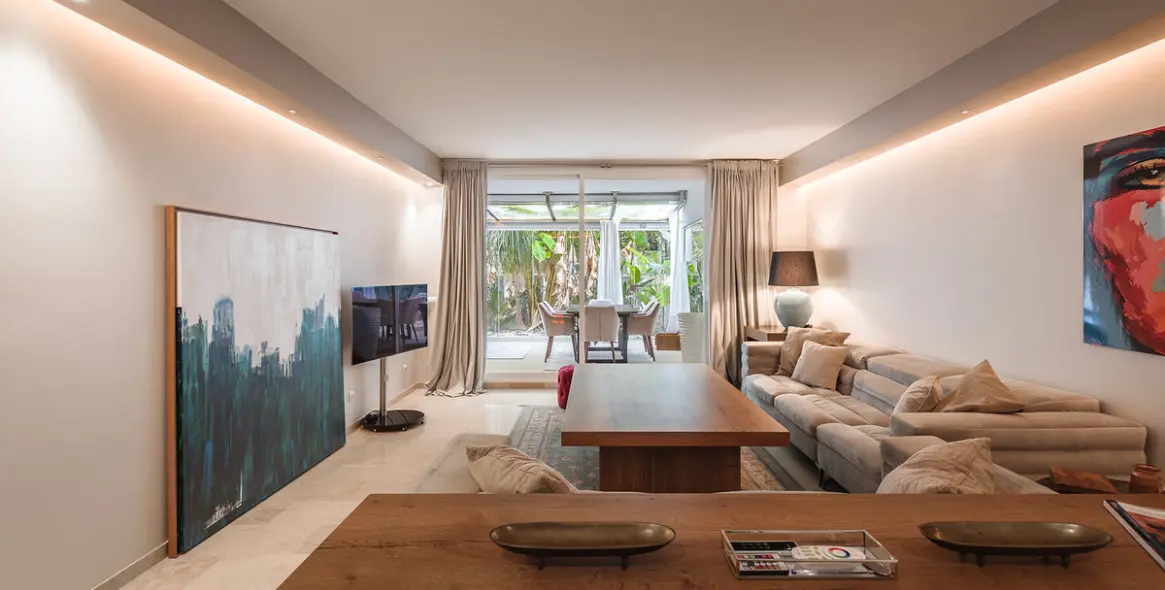 Long-term rent of middle floor apartment in The Golden Mile 12