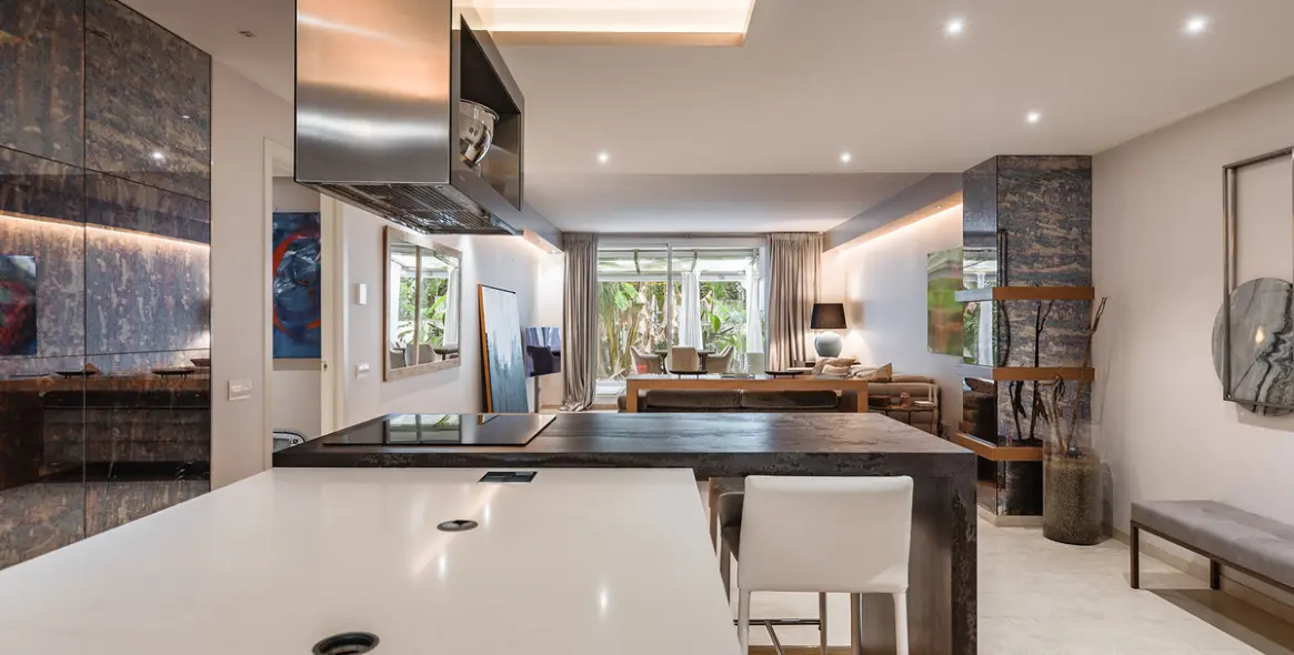 Long-term rent of middle floor apartment in The Golden Mile 15