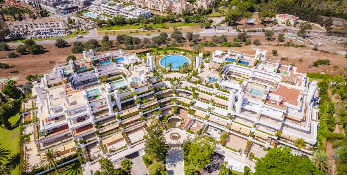 Long-term rent of middle floor apartment in The Golden Mile 19