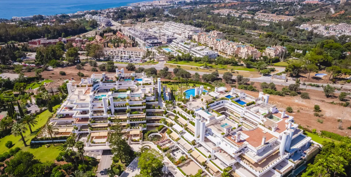 Long-term rent of middle floor apartment in The Golden Mile 20