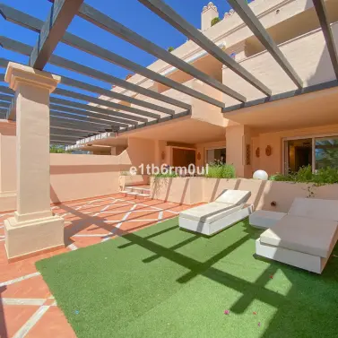 Продажа апартаментов на первом этаже в Nueva Andalucía