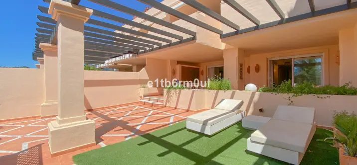 Продажа апартаментов на первом этаже в Nueva Andalucía 2