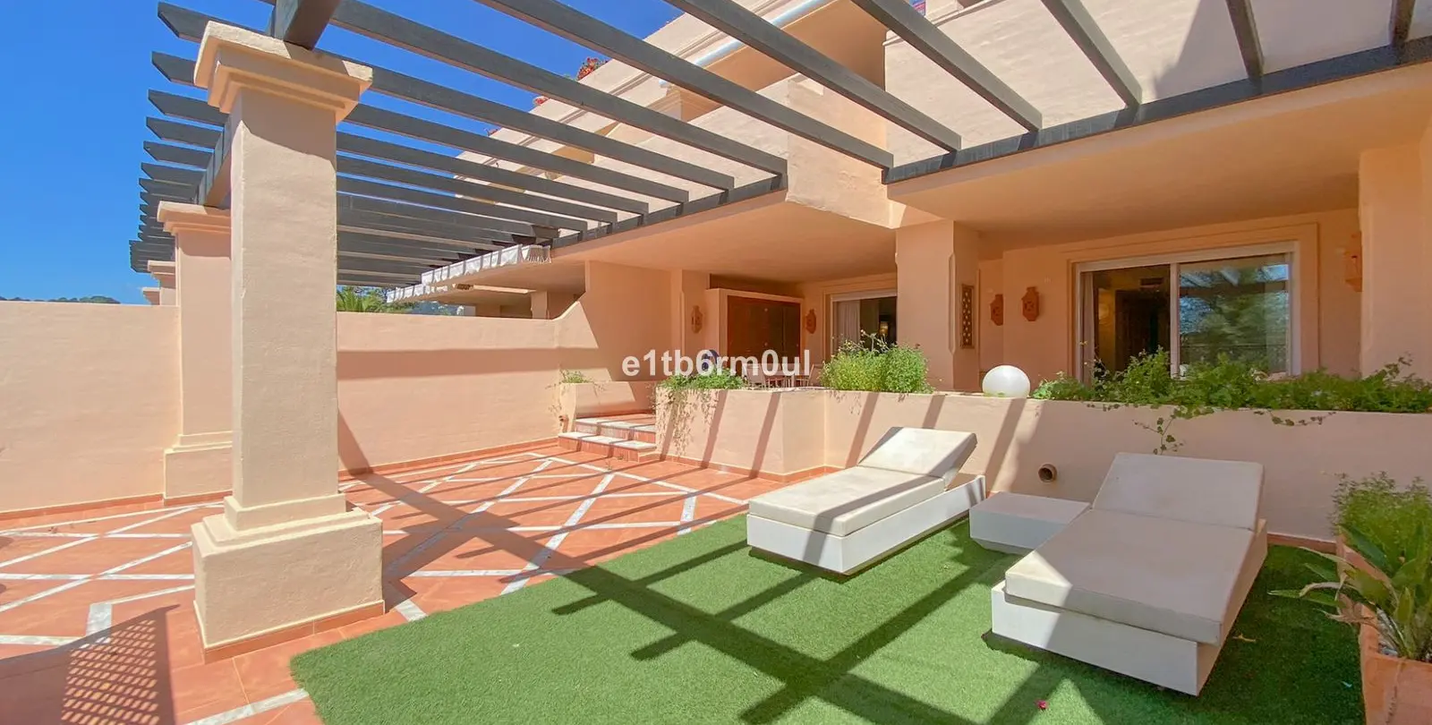 Sale of ground floor apartment in Nueva Andalucía 3