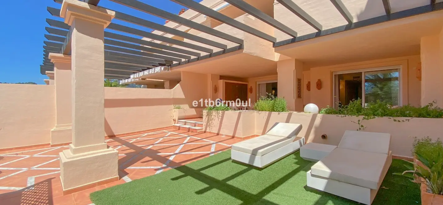 Продажа апартаментов на первом этаже в Nueva Andalucía 2