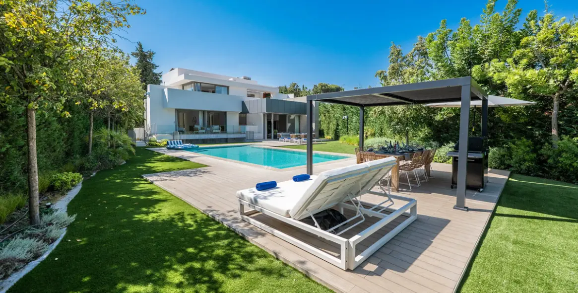 Sale of detached villa in El Paraiso 29