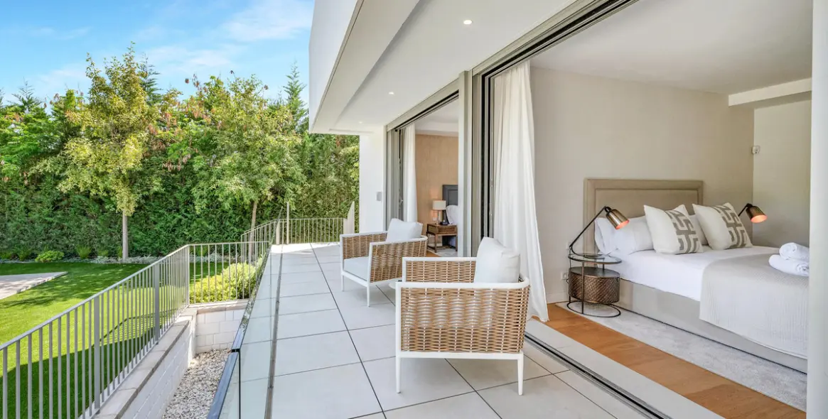 Sale of detached villa in El Paraiso 30
