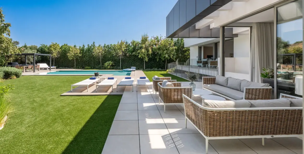 Sale of detached villa in El Paraiso 31