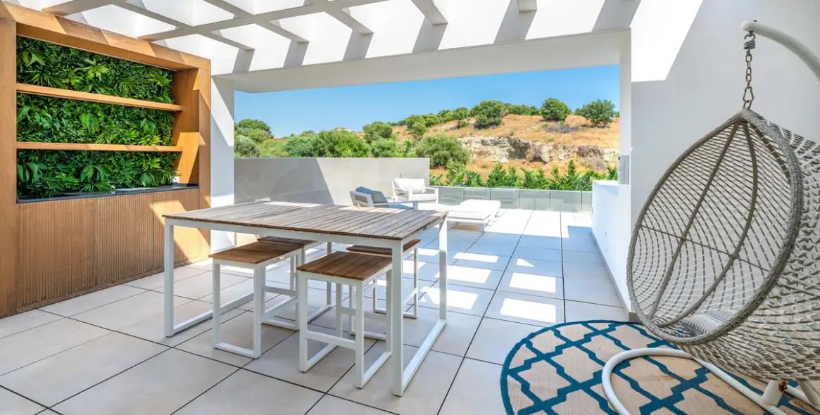 Sale of detached villa in El Paraiso 35