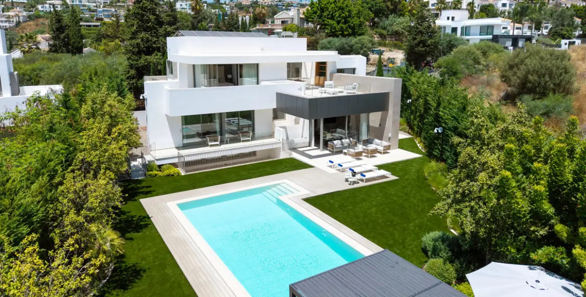 Sale of detached villa in El Paraiso 36