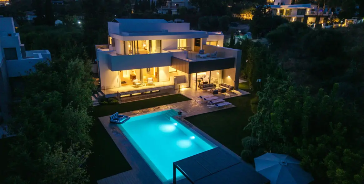 Sale of detached villa in El Paraiso 38