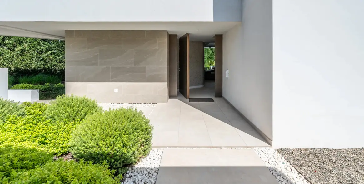 Sale of detached villa in El Paraiso 39