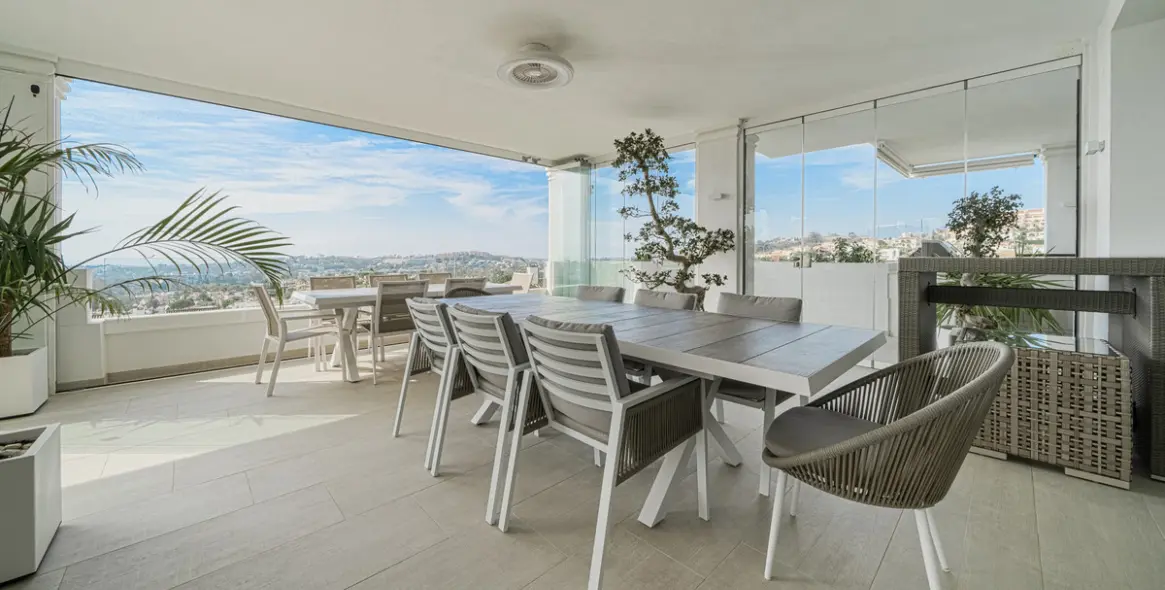 Sale of middle floor apartment in Aloha 1