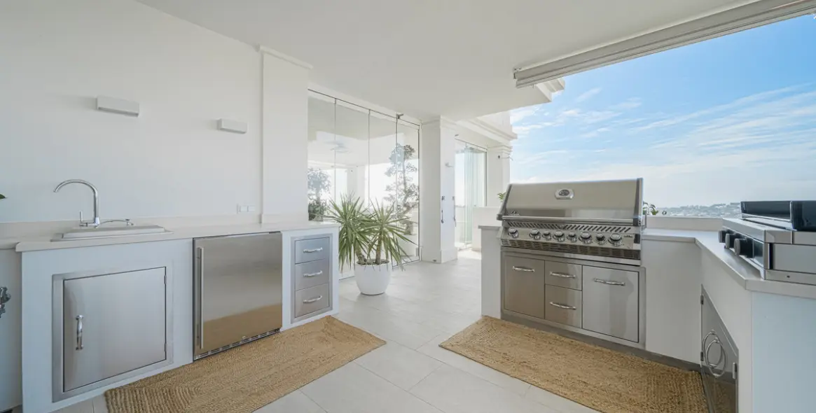 Sale of middle floor apartment in Aloha 5