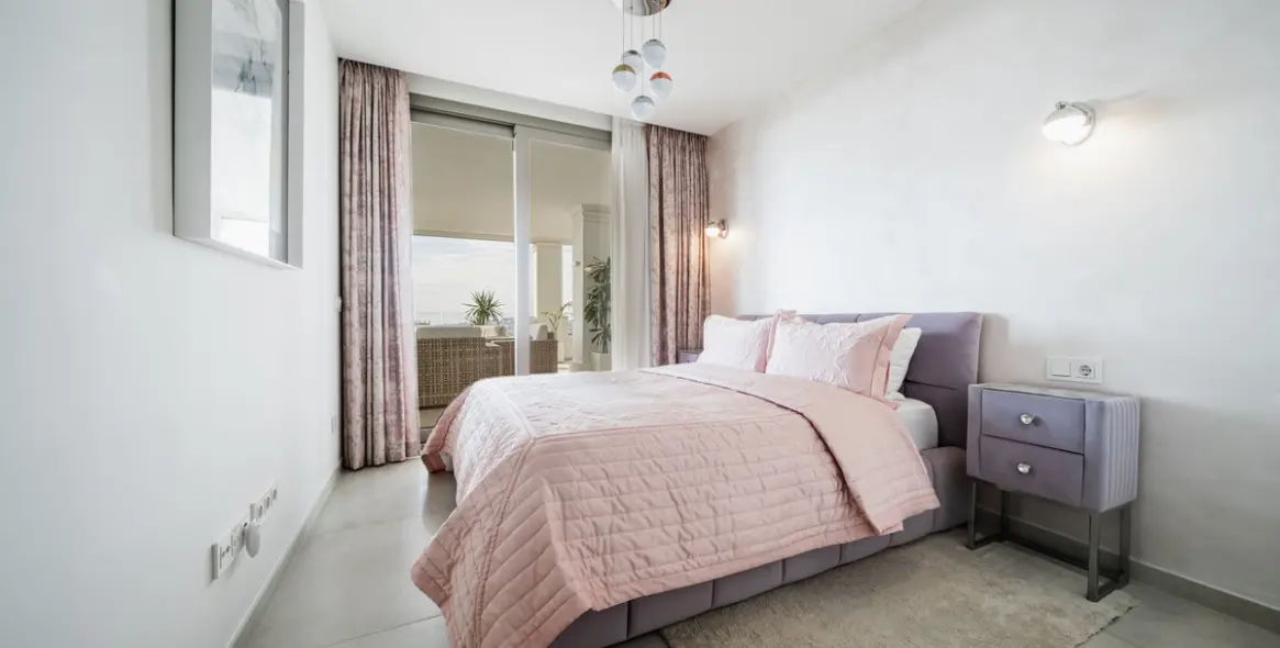 Sale of middle floor apartment in Aloha 14