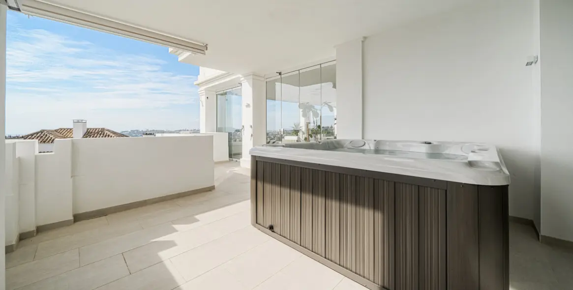 Sale of middle floor apartment in Aloha 20