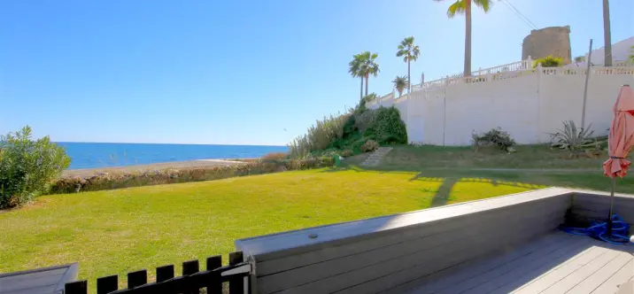 Short-term rent of semi-detached house in Estepona 0