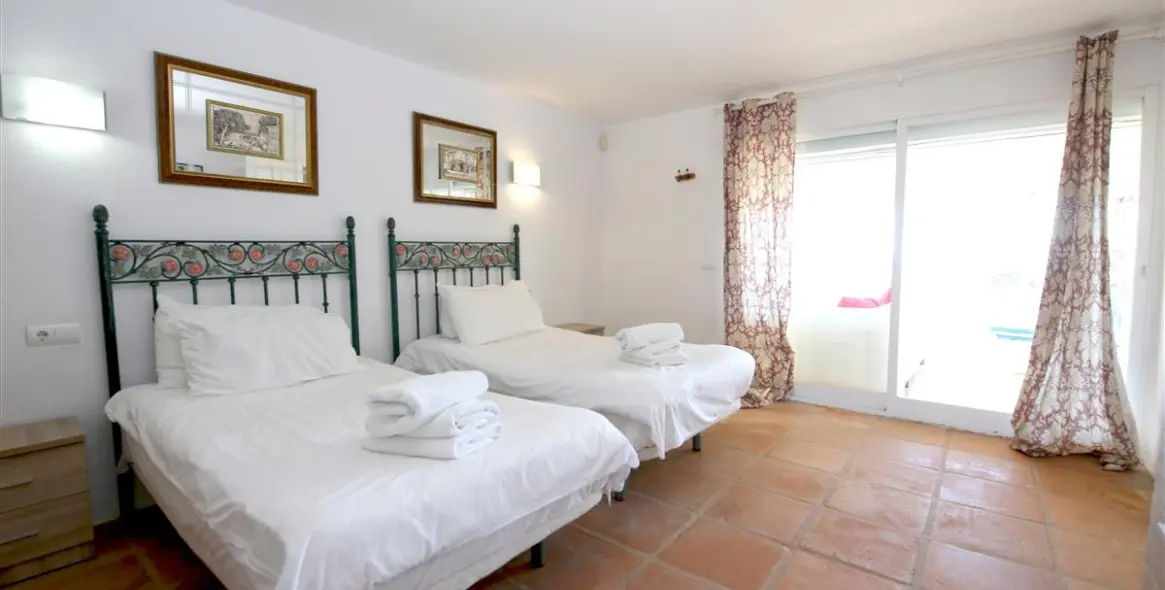 Short-term rent of semi-detached house in Estepona 17