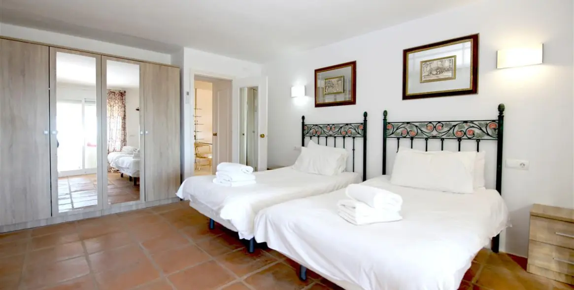 Short-term rent of semi-detached house in Estepona 18