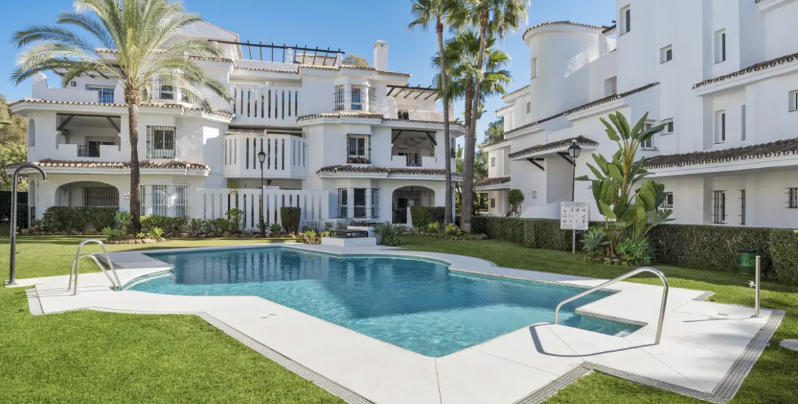 Long-term rent of penthouse in Nueva Andalucía 1