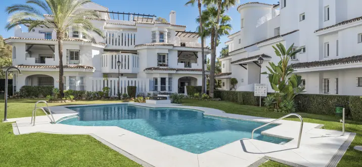 Long-term rent of penthouse in Nueva Andalucía 0