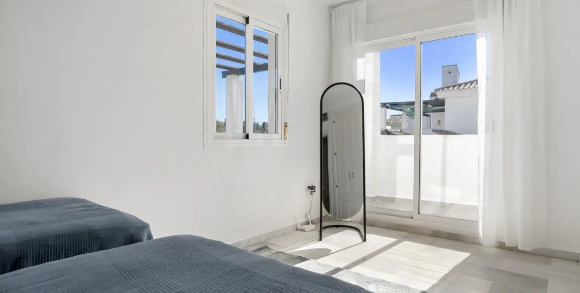 Long-term rent of penthouse in Nueva Andalucía 16