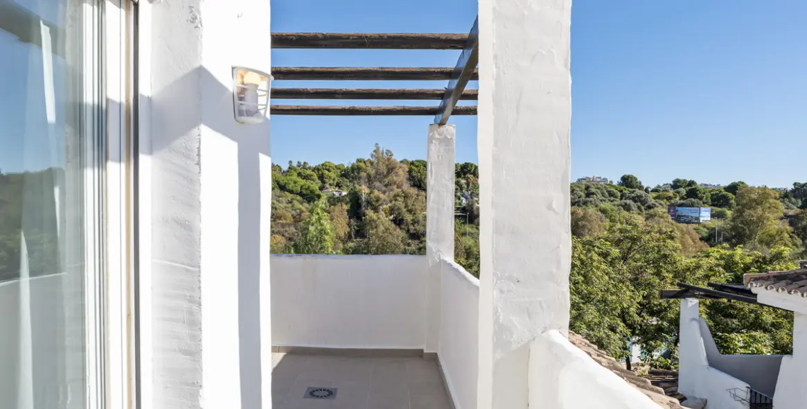 Long-term rent of penthouse in Nueva Andalucía 18