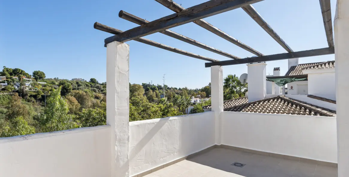 Long-term rent of penthouse in Nueva Andalucía 19