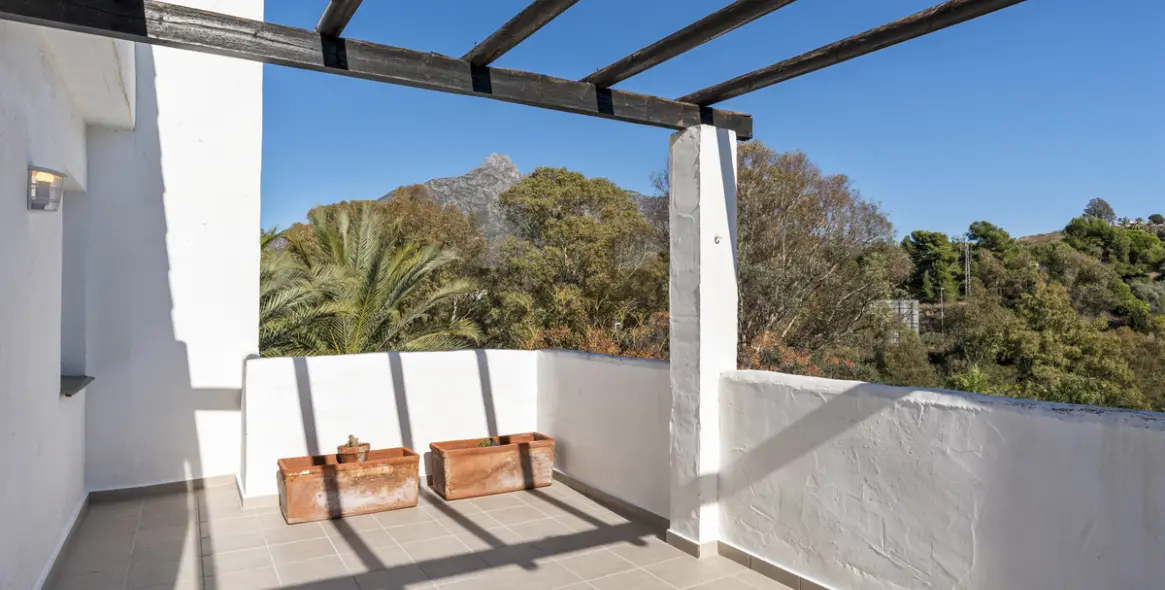 Long-term rent of penthouse in Nueva Andalucía 20