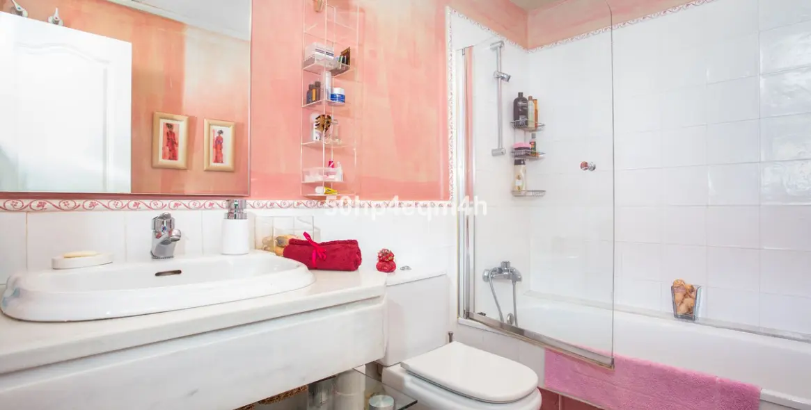 Sale of middle floor apartment in Guadalmina Alta 7