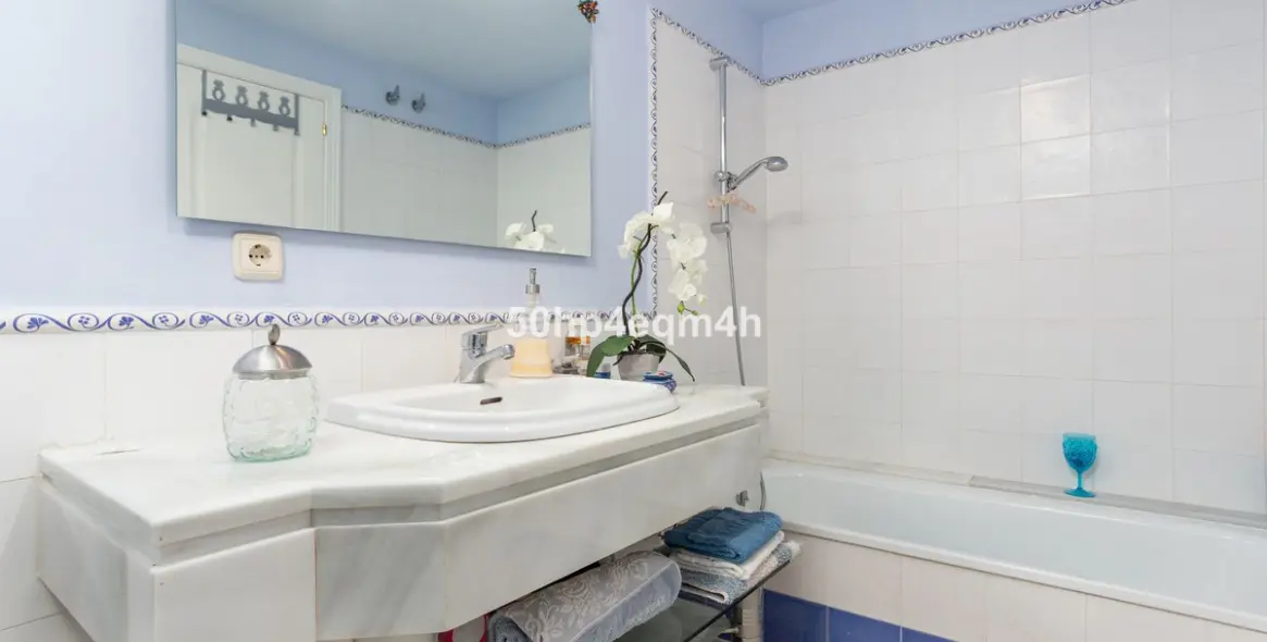 Sale of middle floor apartment in Guadalmina Alta 8