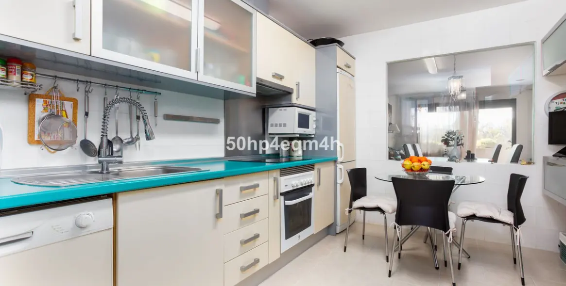 Sale of middle floor apartment in Guadalmina Alta 18