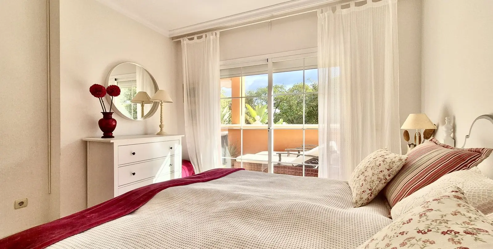 Sale of middle floor apartment in Nueva Andalucía 3