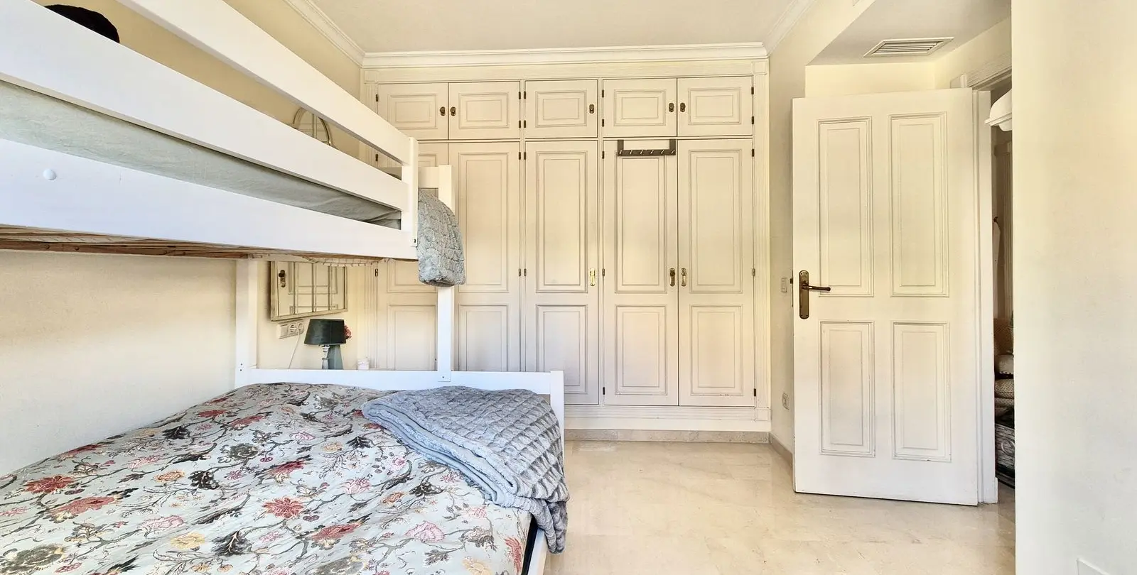 Sale of middle floor apartment in Nueva Andalucía 8