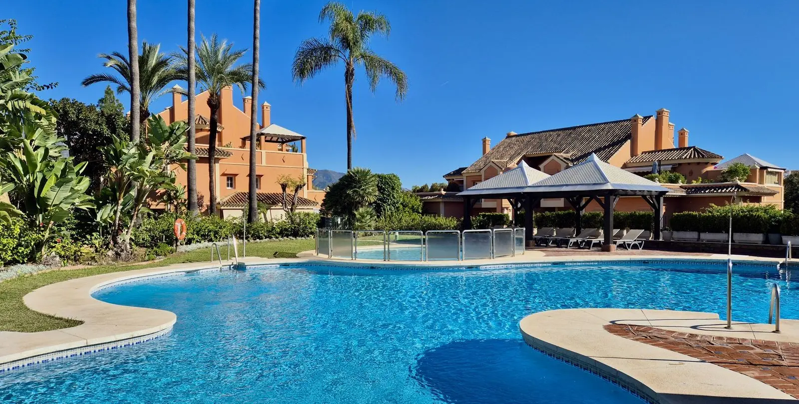 Sale of middle floor apartment in Nueva Andalucía 21