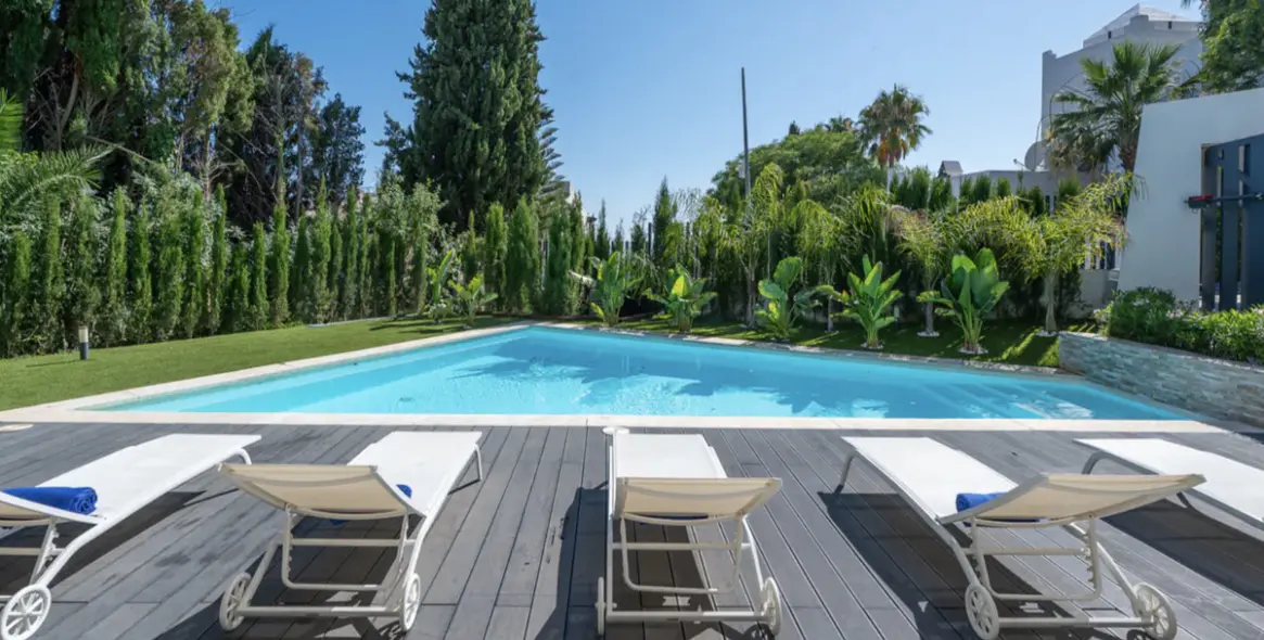 Sale of detached villa in Artola 3