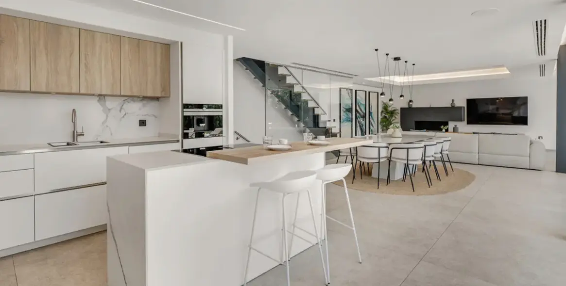 Sale of detached villa in Artola 10