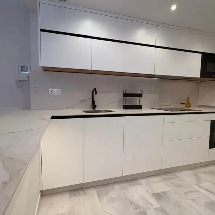Продажа апартаментов на среднем этаже в Marbella